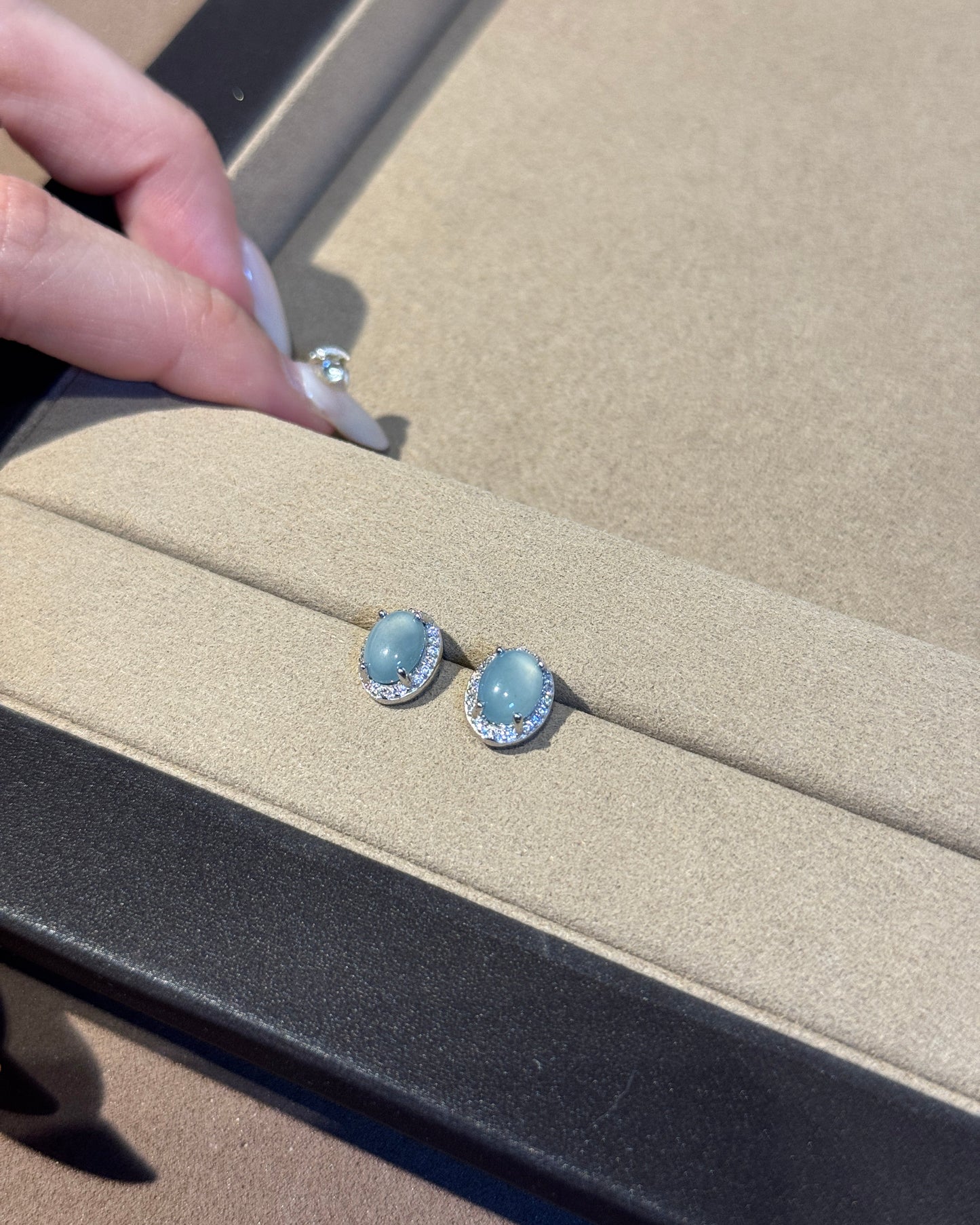 冰蓝蛋面翡翠耳钉 (Ice Blue Jade Cabochon Earrings)