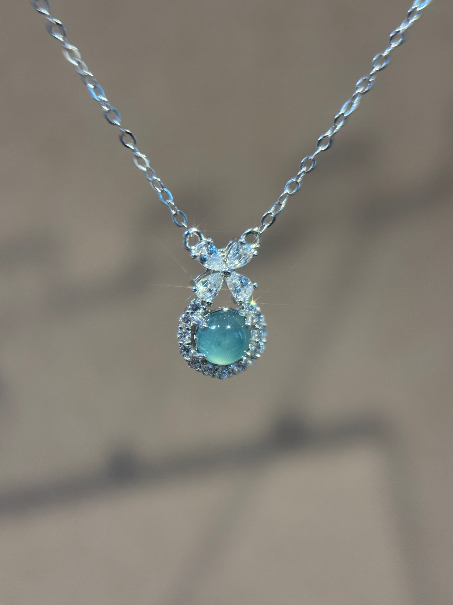 蝴蝶扣冰蓝翡翠｜Butterfly Embrace Icy Blue Jade Necklace