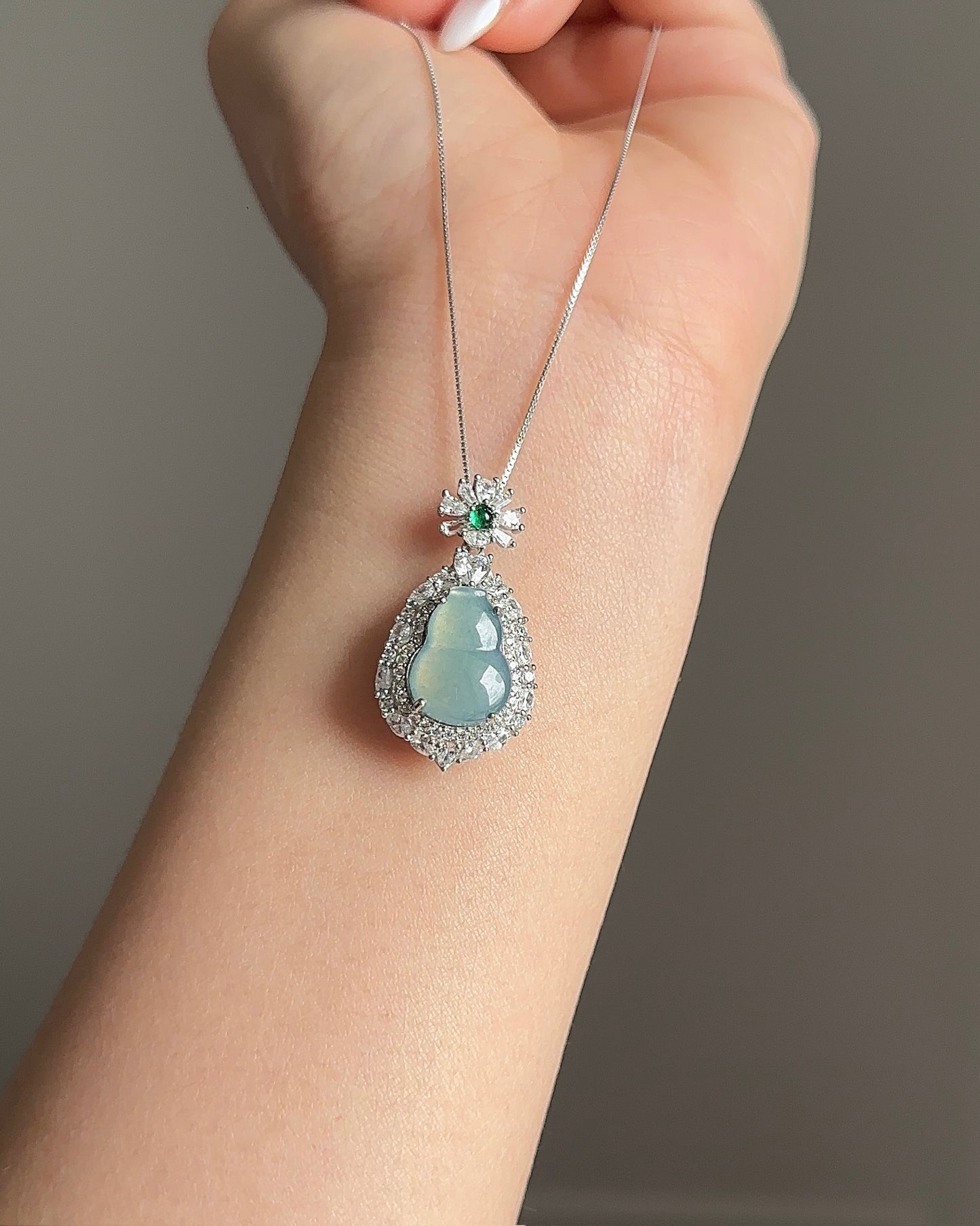 高冰蓝大葫芦翡翠项链 (Icy Blue Fortune Gourd Necklace)