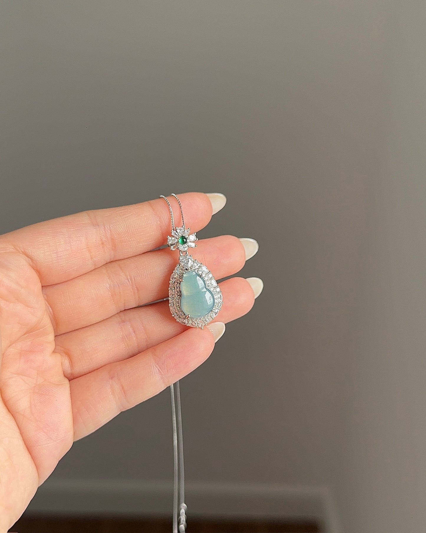高冰蓝大葫芦翡翠项链 (Icy Blue Fortune Gourd Necklace)