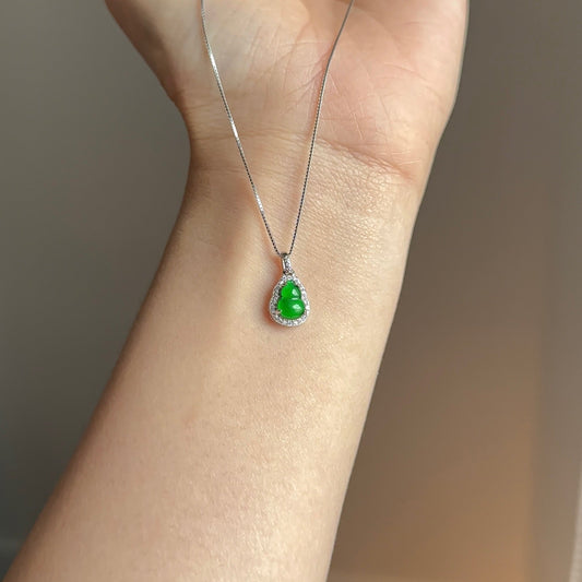 甜绿透底葫芦翡翠项链 (Sweet Green Fortune Gourd Necklace)