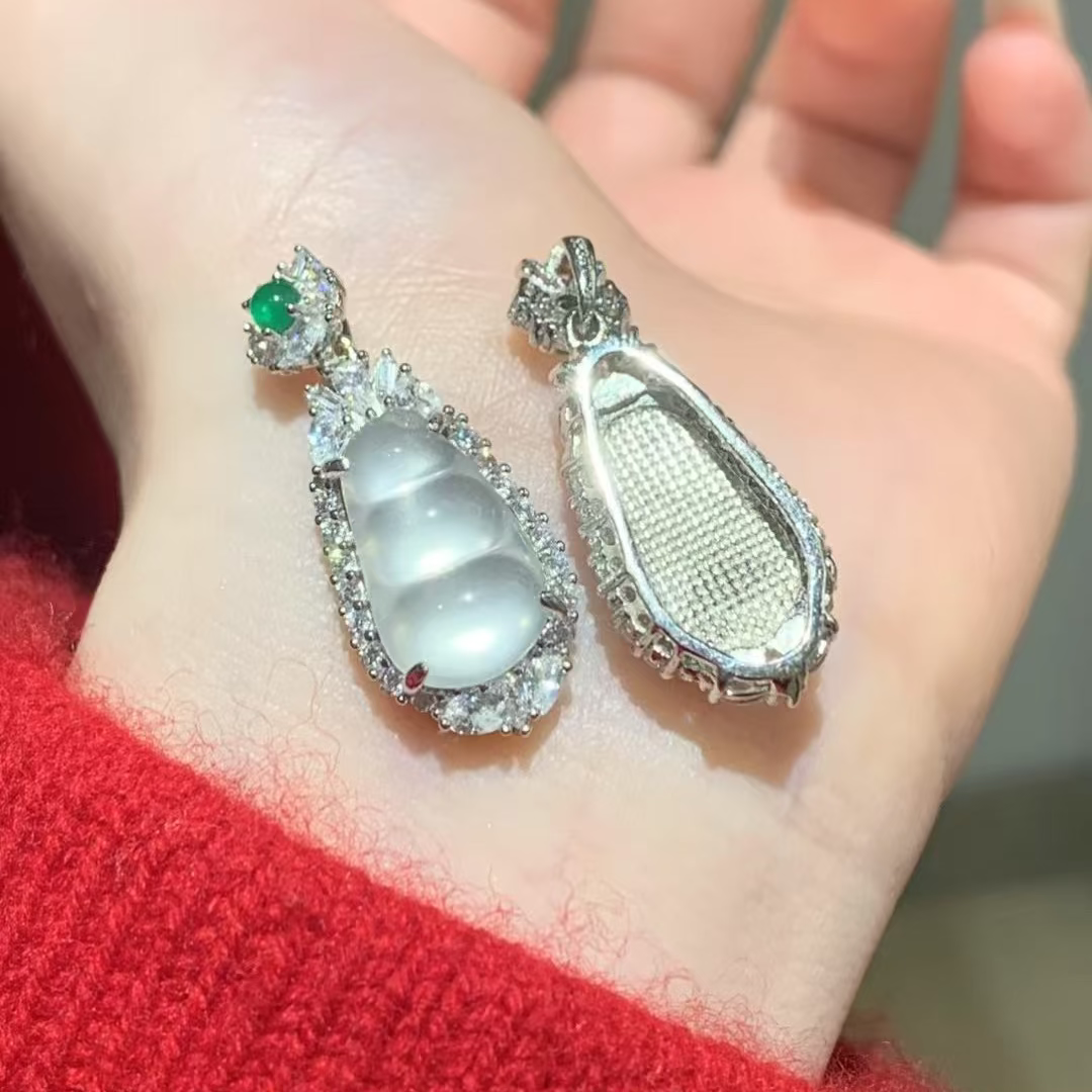 炸光福豆项链 (Aqua White Fortune Bean Necklace)