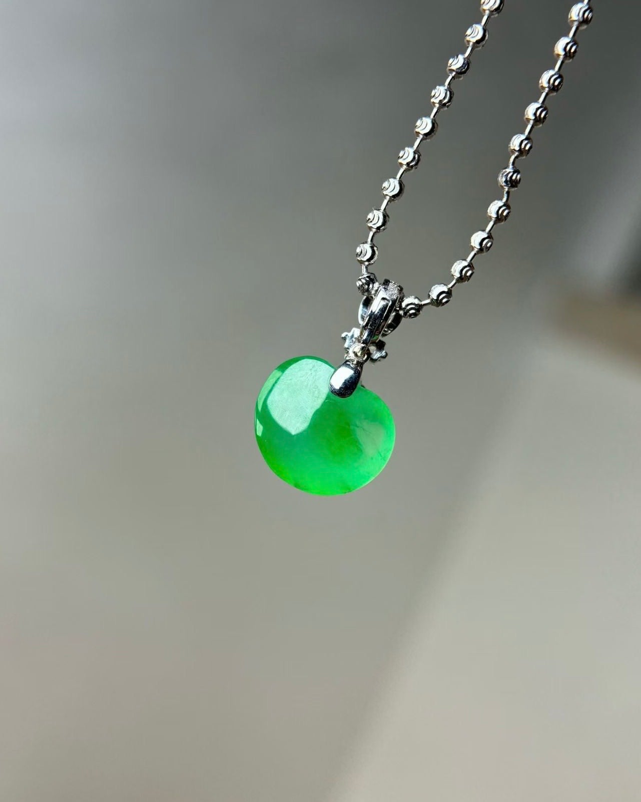 冰胶阳绿苹果翡翠吊坠｜Icy Imperial Green Apple Burmese Jad