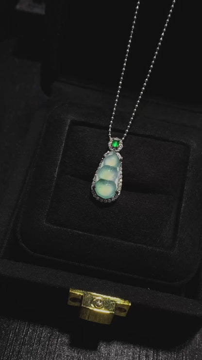 冰飘花福豆翡翠吊坠｜Icy Floating Green Bean Burmese Jade