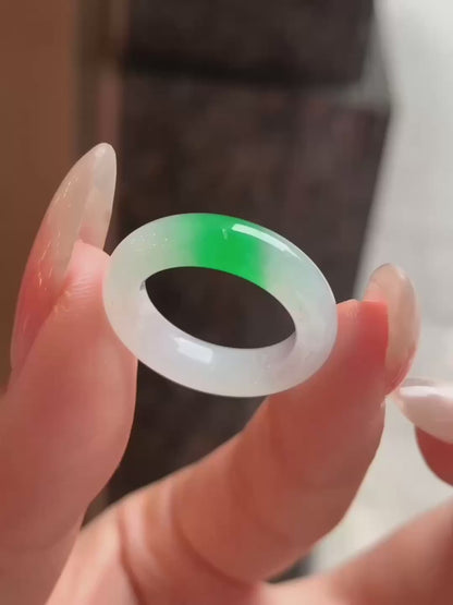 一抹阳绿白底青戒圈｜Imperial Green White Base Burmese Jade Ring
