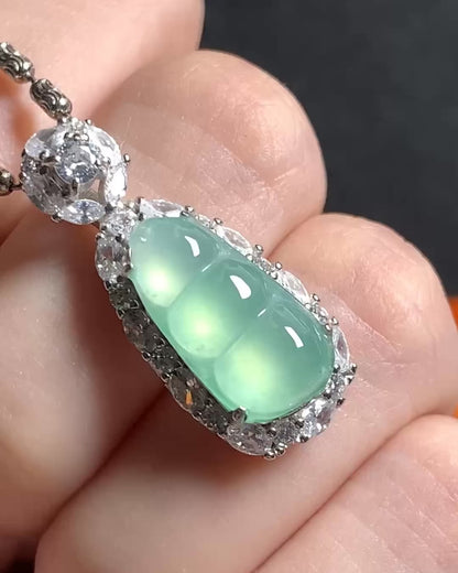 冰薄荷绿福豆[缅甸翡翠吊坠]｜Icy Mint Green Bean Burmese Jade Pendant