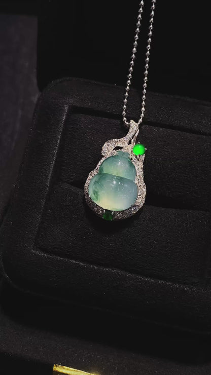 冰飘花葫芦翡翠吊坠｜Icy Floating Green Gourd Burmese Jade