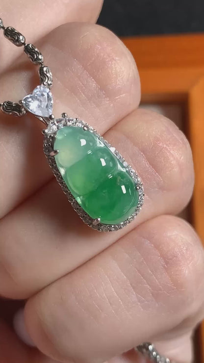 冰飘辣阳绿福豆翡翠吊坠｜Icy Floating Imperial Green Bean Burmese Jade