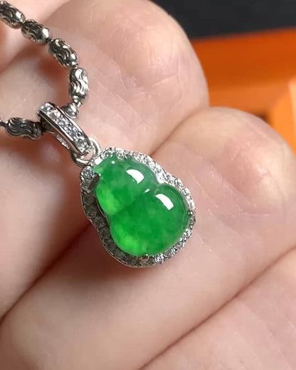 冰辣阳绿葫芦 [缅甸翡翠吊坠]｜Icy Vivid Green Gourd Burmese Jade